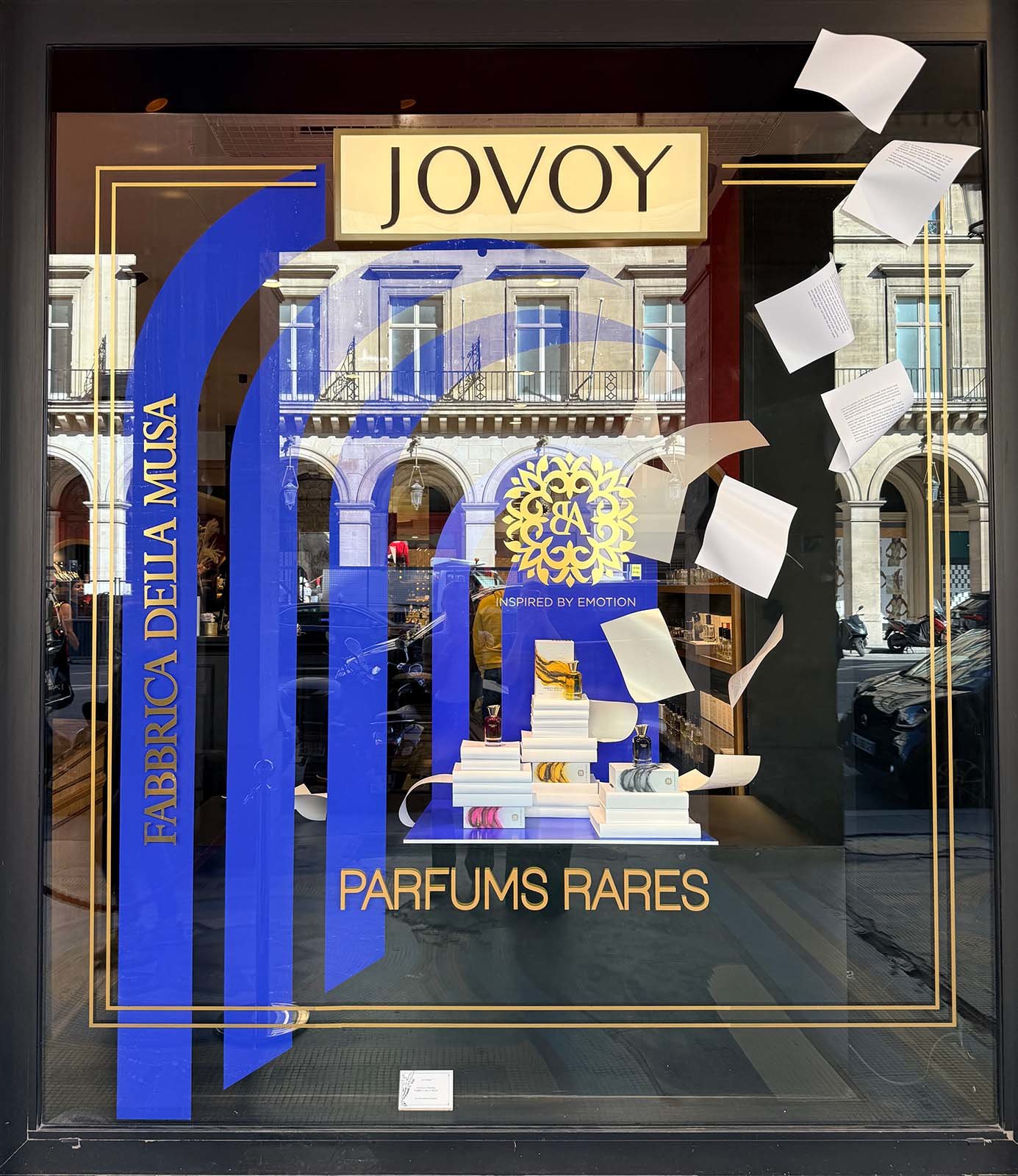 Conceptvitrine-merchandising-fabbricadellamusa-jovoy-sweetpea-1