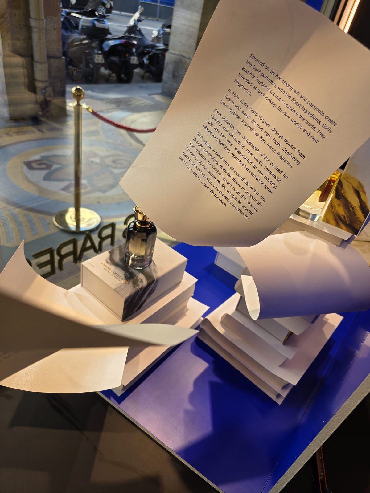 Conceptvitrine-merchandising-fabbricadellamusa-jovoy-sweetpea-6