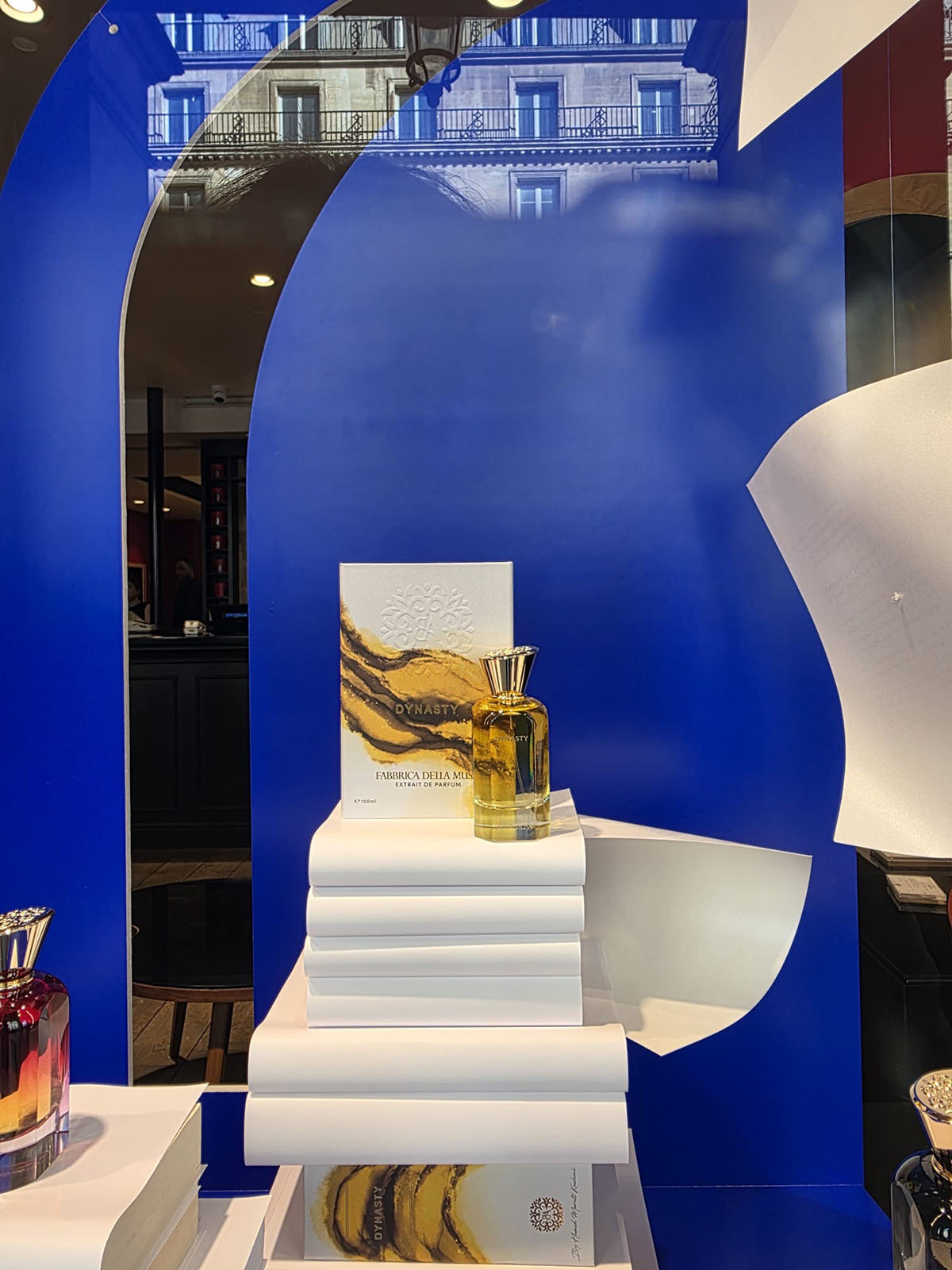 Conceptvitrine-merchandising-fabbricadellamusa-jovoy-sweetpea-7