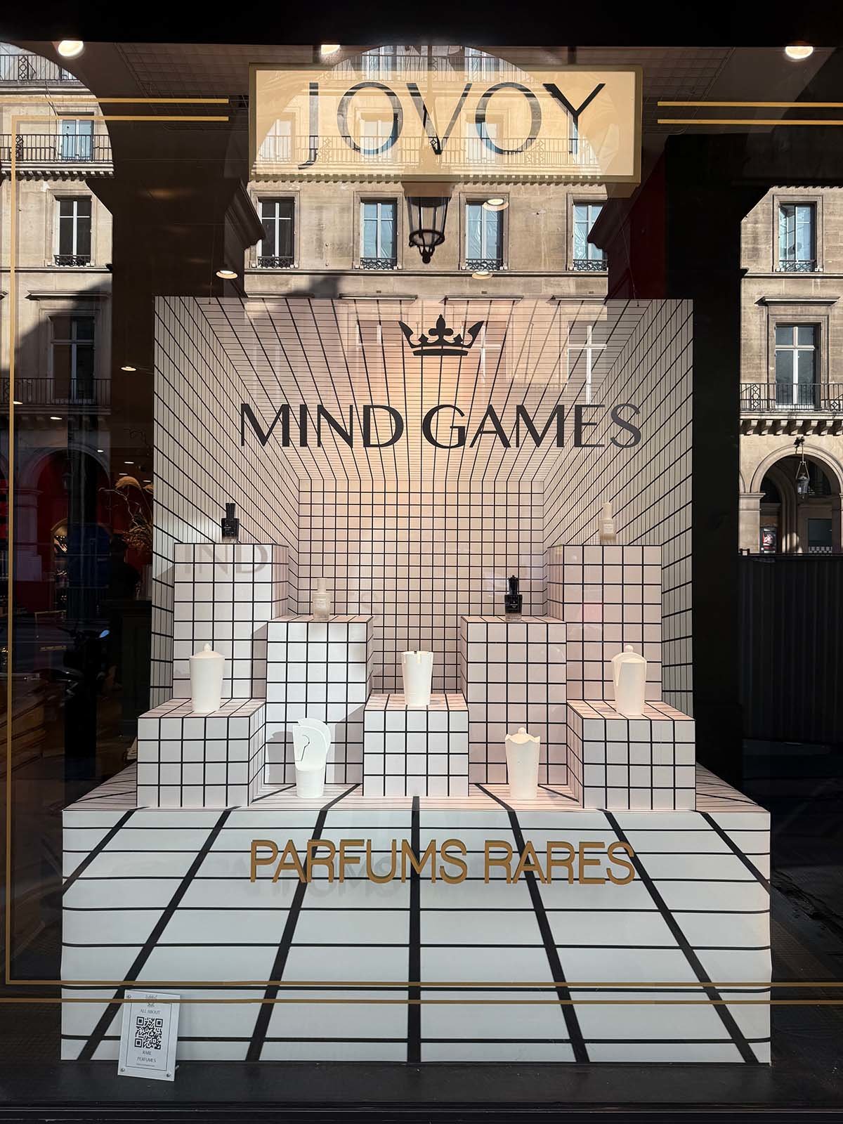 Conceptvitrine-merchandising-mindgames-jovoy-sweetpea-2