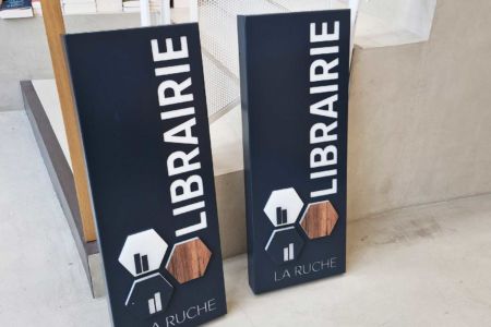 boutique-communication-librairie-la-ruche-enseigne-11