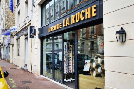 vitrine-communication-librairie-la-ruche-enseigne-1