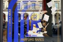 1_conceptvitrine-merchandising-fabbricadellamusa-jovoy-sweetpea-1