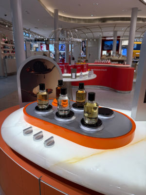 Agencement-branding-stand-merchandising-fugazzi-samaritaine-sweetpea-4