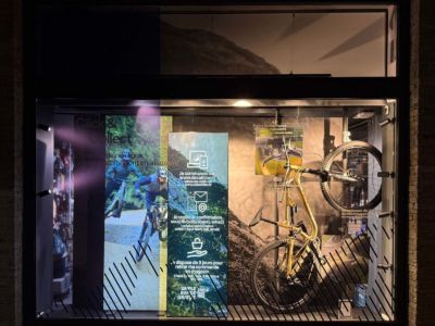 Conceptvitrine-merchandising-decathloncity-chamonix-sweetpea-1