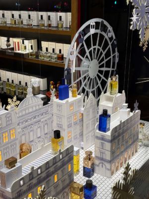 Conceptvitrine-merchandising-noel2025-jovoy-sweetpea-1