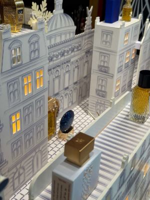 Conceptvitrine-merchandising-noel2025-jovoy-sweetpea-12