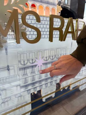 Conceptvitrine-merchandising-noel2025-jovoy-sweetpea-17