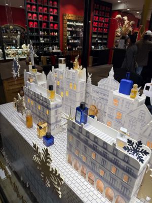 Conceptvitrine-merchandising-noel2025-jovoy-sweetpea-2