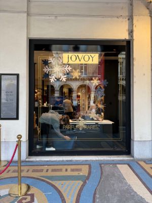 Conceptvitrine-merchandising-noel2025-jovoy-sweetpea-22