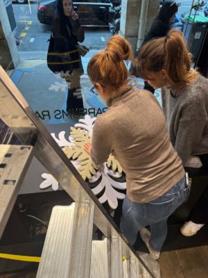 Conceptvitrine-merchandising-noel2025-jovoy-sweetpea-23