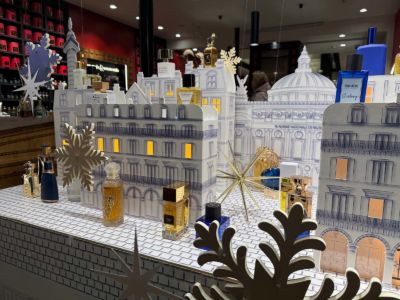 Conceptvitrine-merchandising-noel2025-jovoy-sweetpea-3