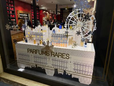 Conceptvitrine-merchandising-noel2025-jovoy-sweetpea-5