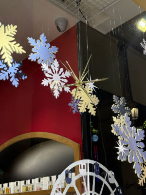 Conceptvitrine-merchandising-noel2025-jovoy-sweetpea-7