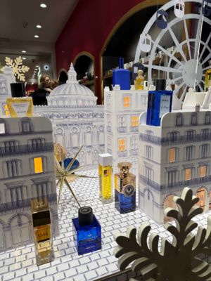 Conceptvitrine-merchandising-noel2025-jovoy-sweetpea-8