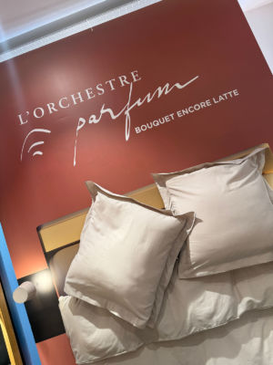 Conceptvitrine-merchandising-orchestre-parfum-jovoy-sweetpea-2