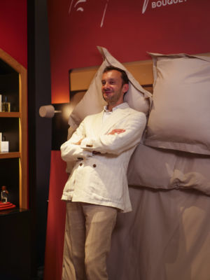 Conceptvitrine-merchandising-orchestre-parfum-jovoy-sweetpea-7